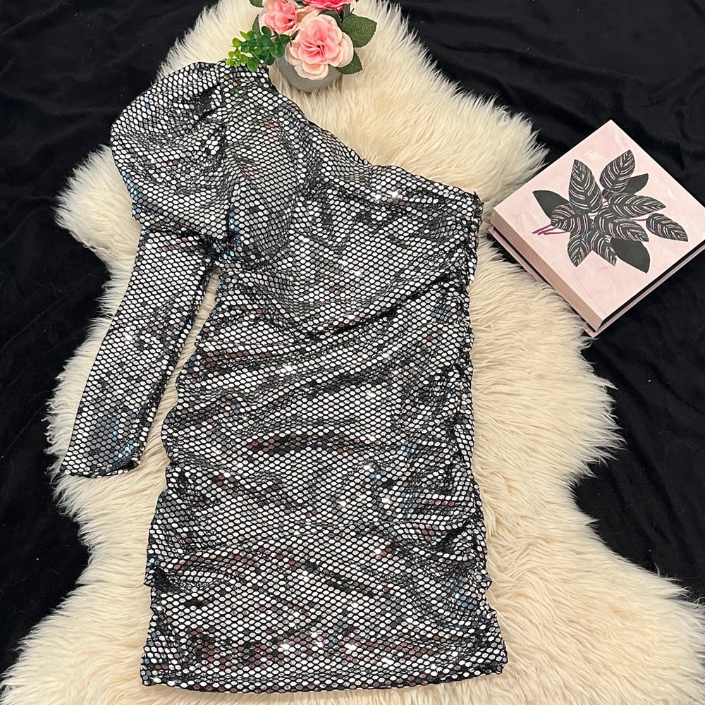 Elegant One-Shoulder Sequin Silver Dress